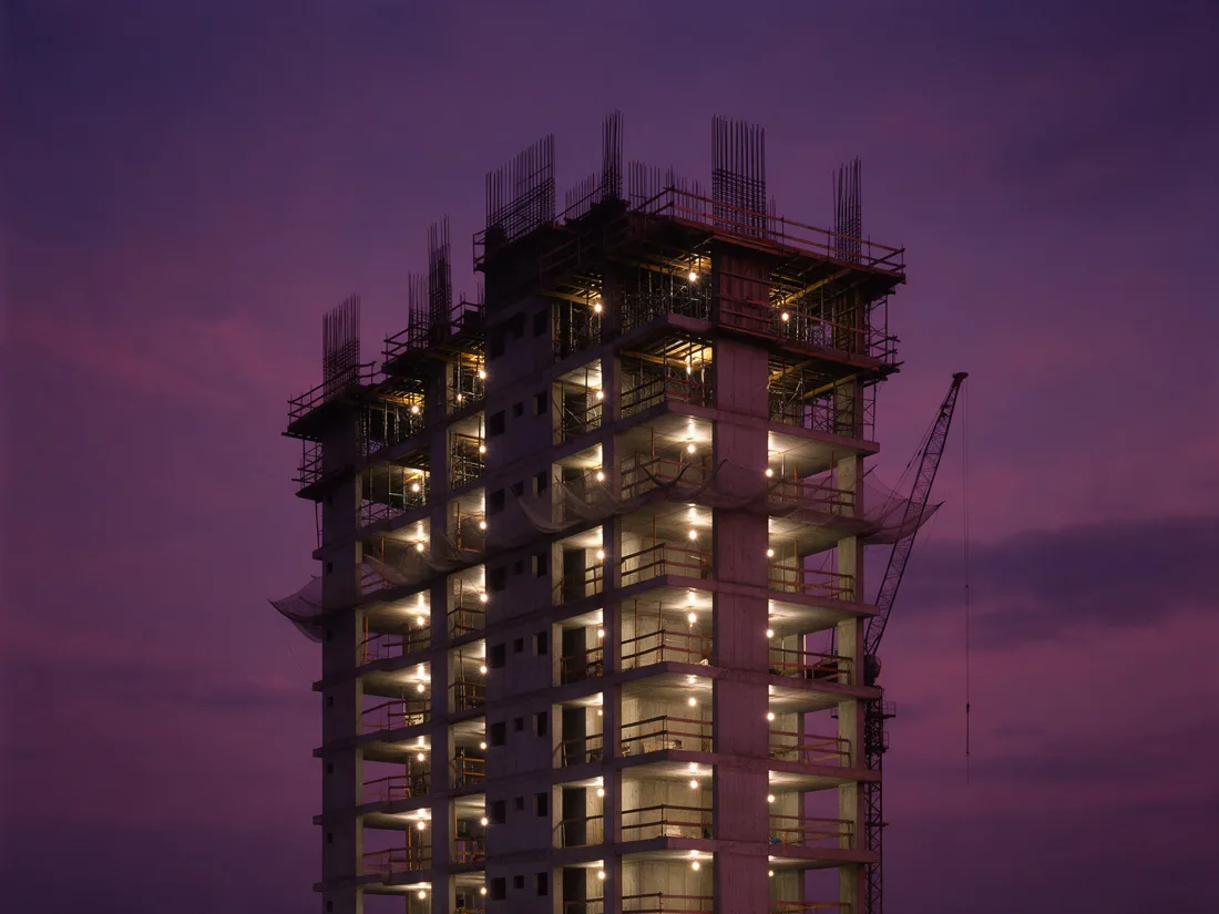 Edifício residencial em construção ao entardecer
